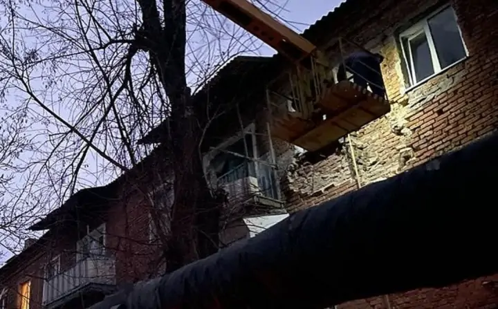 Дом, где рухнула часть фасада. Фото из Instagram Андрея Ковалёва