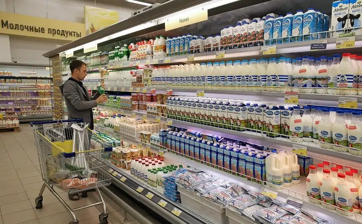 Молочный отдел в магазине. Фото megapolisonline.ru.