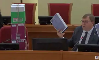 Александр Ищенко со свидетельствами о смерти в руках. Скриншот с видео