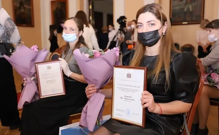 Многодетные мамы с наградами. Фото rostov-gorod.ru