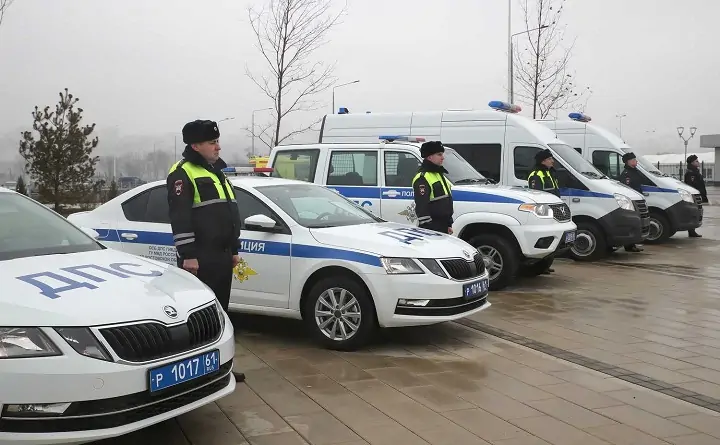 Вручение новые патрульных автомобилей ГИБДД, фото don24.ru