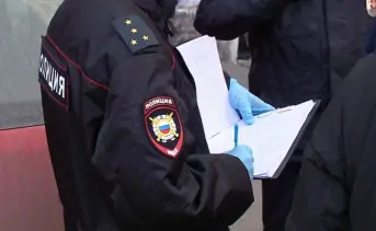 Полицейский выписывает штраф. Фото nedugamnet.ru