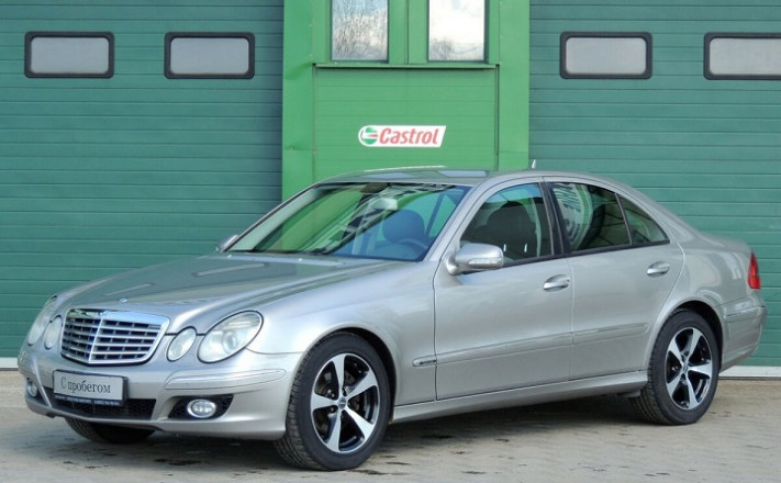 Серый Mercedes-Benz 2006 года выпуска. Фото для иллюстрации с auto.ru.