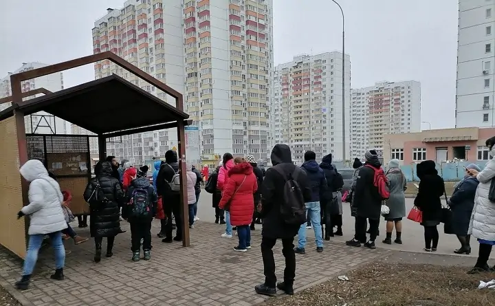 Жители Суворовского ждут автобус. Фото 161.ru
