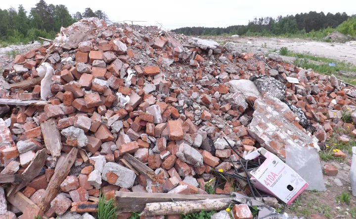 Свалка строительного мусора. Фото lopasnya.ru.