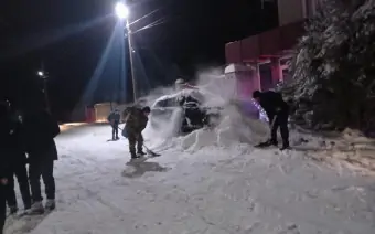 Закидывают машину снегом. Фото perekrestokinfo.ru