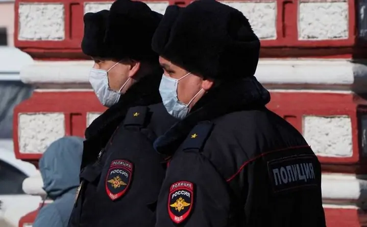 Сотрудники полиции в масках. Фото gubdaily.ru.