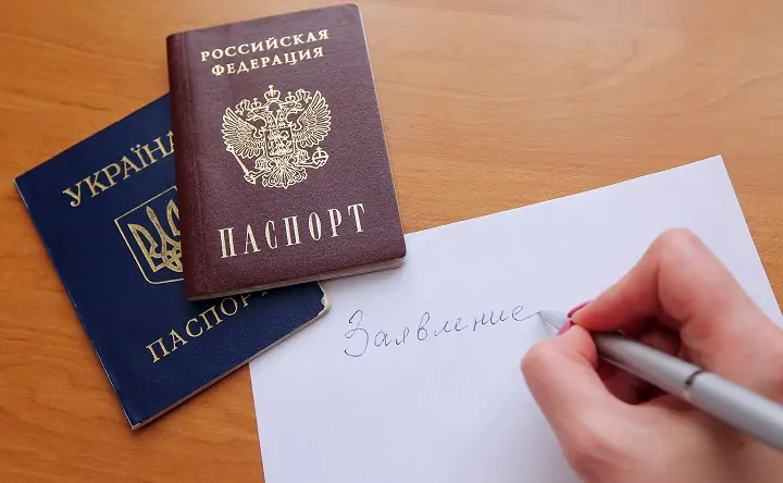 Российский и украинские паспорта. Фото РИА «Новости»