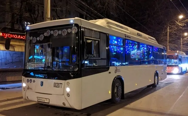 Автобус № 80 едет по вечернему Ростову. Фото rostov-gorod.ru