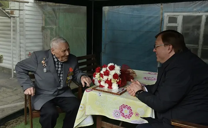 Александр Ищенко поздравляет ветерана. Фото zsro.ru