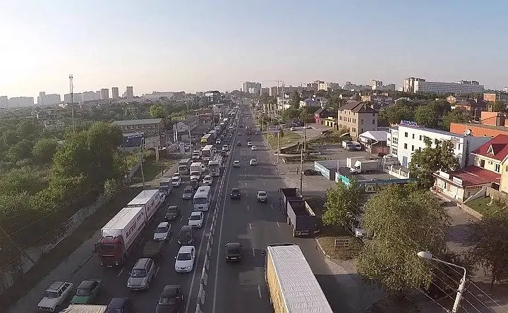 Пробка на перекрёстке Стачки и Малиновского. Скриншот с YouTube