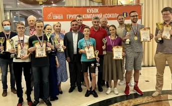 Арутюн Сурмалян с награждёнными участниками соревнований. Фото пресс-службы ГК «Сокол»