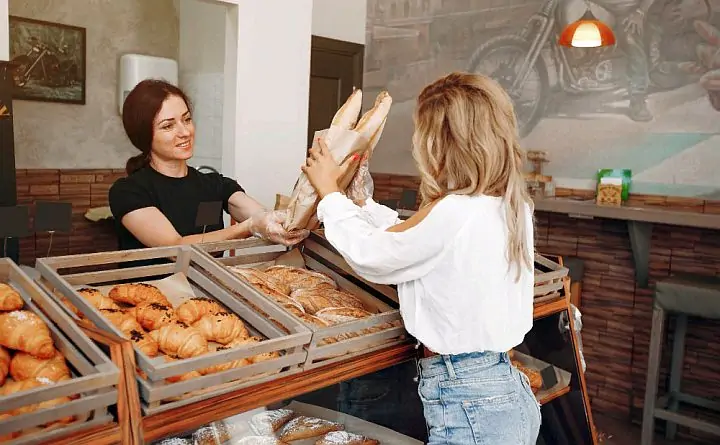 Девушки покупают булочки в пекарне. Фото freepik.com