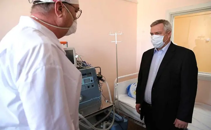 Василий Голубев в госпитале. Фото пресс-службы губернатора Ростовской области