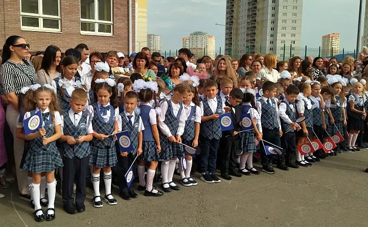Первоклассники школы №75 в Суворовском. Фото donnews.ru
