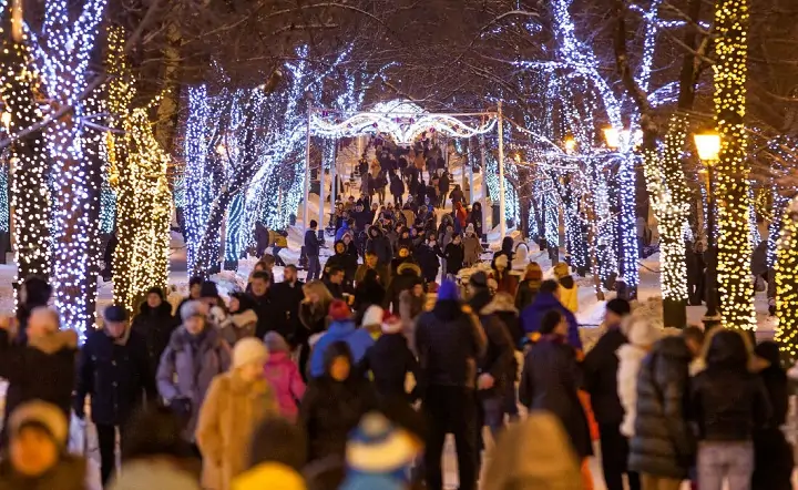 Люди гуляют толпами. Фото yandex.ru
