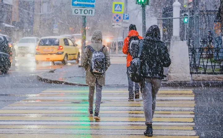 Мокрый снег в городе. Фото 59.ru.