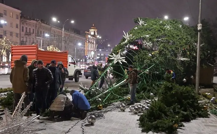 Фото новости: В Ростове  рухнула главная городская ёлка