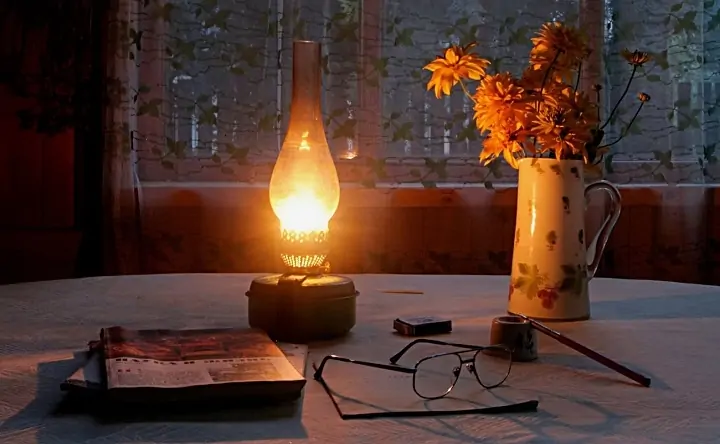 Керосиновая лампа на столе. Фото culture.ru