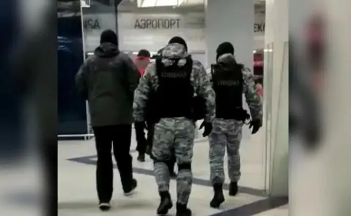  В аэропорту Платов поймали лидера банды из Азовского района, занимавшейся подделкой  липовыми сертификатами о вакцинации от COVID-19