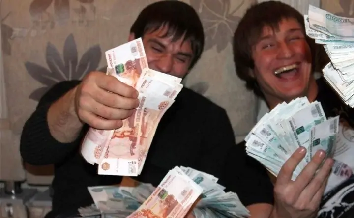 Люди с деньгами. Фото kolomna-news.ru
