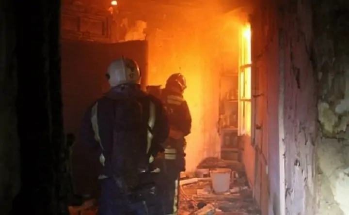 Спасатели тушат пожар. Фото 61.mchs.gov.ru