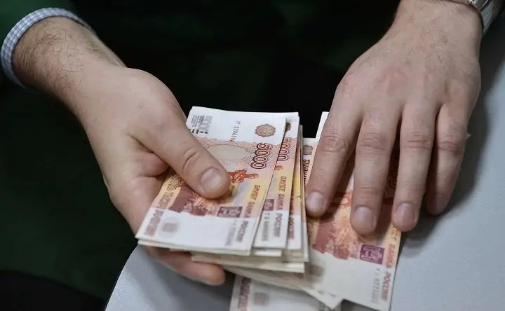Человек считает деньги. Фото Рамиля Ситдикова,  Sputnik