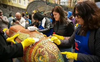 Волонтёры реставрируют скульптуру «Рыбка и волна». Фото sobaka.ru