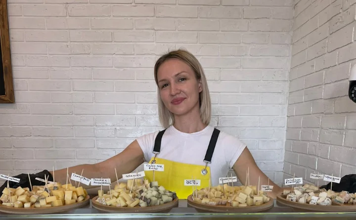 Алина Богатырёва в магазине с сырами. Фото предоставлено Алиной Богатырёвой