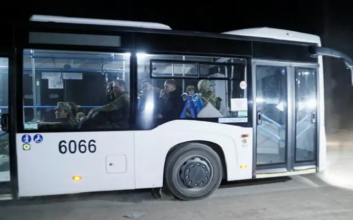 Украинские пленные якобы в ростовском автобусе. Фото телеграм-канал Тютина