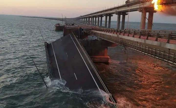 Место обрушения Крымского моста после теракта. Фото из соцсетей