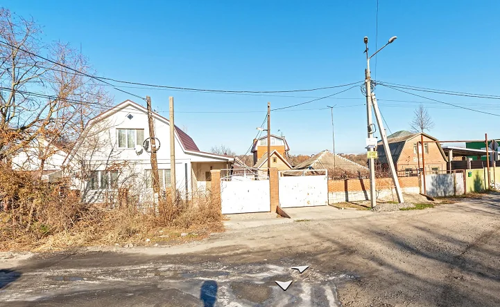 Три дома, которые будут снесены ради нового моста. Фото с Яндекс.Карты.
