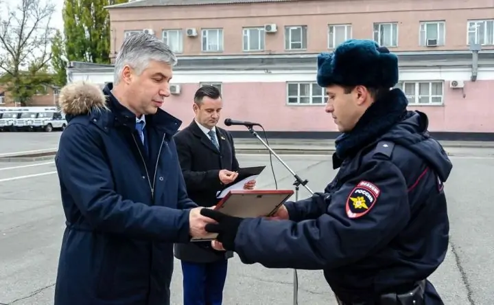 Алексей Логвиненко награждает отличившихся полицейских. Фото из telegram-канала Алексея Логвиненко