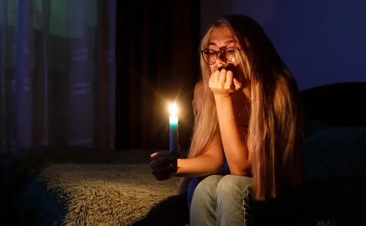 Девушка со свечой в руке. Фото V1.ru
