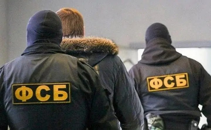 Сотрудники ФСБ ведут подозреваемого. Фото rg.ru.
