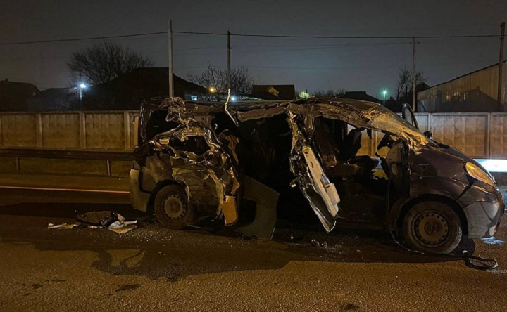 Под Ростовом микроавтобус врезался в грузовик, два человека погибли