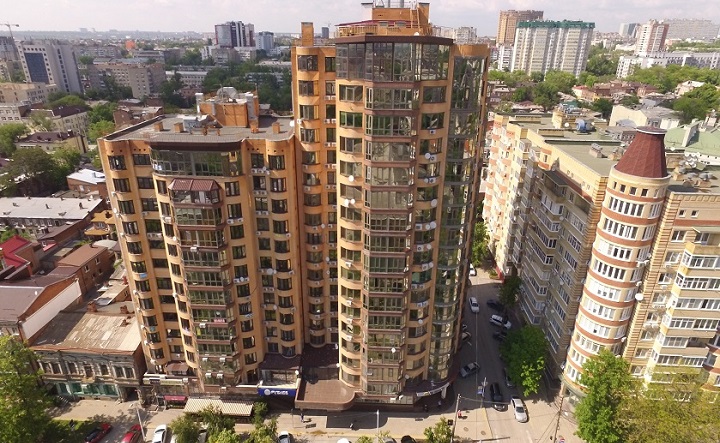 Жильцы семи многоэтажек в центре Ростова собрались жаловаться Бастрыкину на рейдерский захват их домов