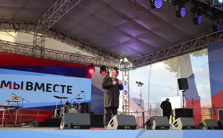 Василий Голубев на сцене во время акции "Мы вместе". Фото donland.ru.