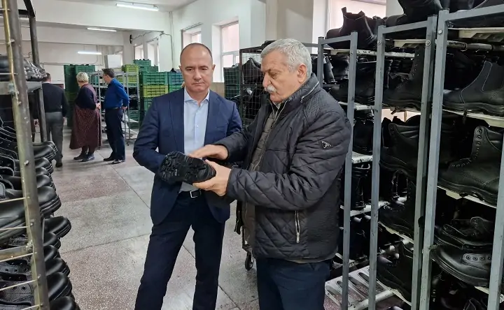 Игорю Сорокину (слева) показывают новые берцы. Фото donlаnd.ru