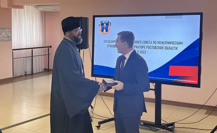Игорь Гуськов (справа) вручает награду священнослужителю. Фото donland.ru