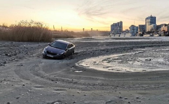 В песке Дона и Таганрогского залива, обмелевших из-за сильного ветра, увязли машины