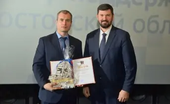 Максим Папушенко (справа) с одним из победителей конкурса. Фото donland.ru