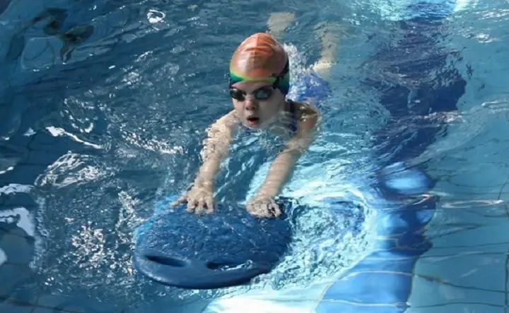 Ребёнок в бассейне. Фото penzavzglyad.ru