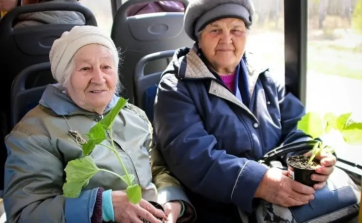 Пенсионерки едут в общественном транспорте. Фото smartik.ru