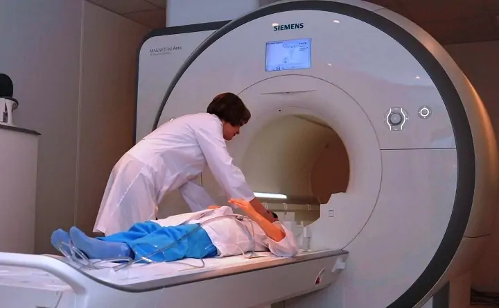 Исследование на компьютерном томографе. Фото parnas42.ru