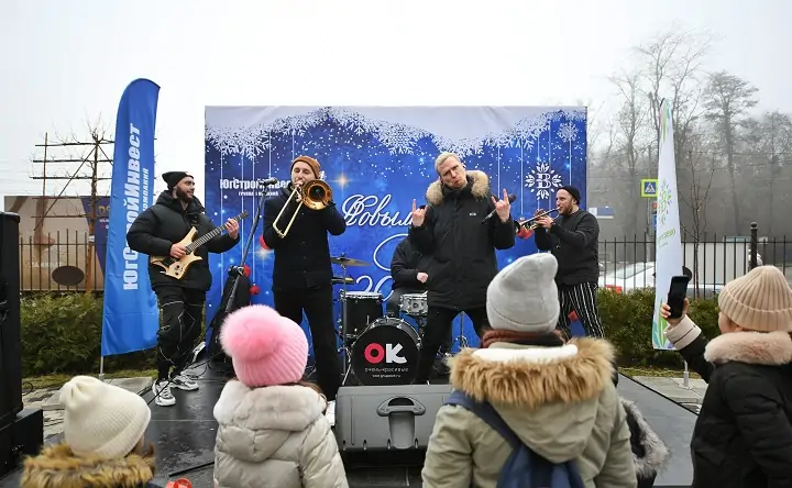 Кавер-группа выступает для детей. Фото пресс-службы «ЮгСтройИнвест»