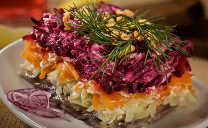 Селёдка под шубой наравне с салатом оливье и холодцом, стала неотъемлемым  блюдом праздничного новогоднего стола - donnews.ru
