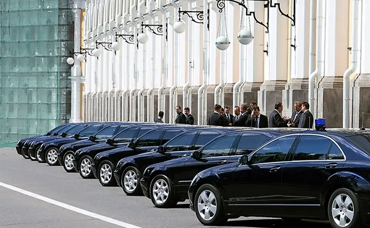 Служебные автомобили российских политиков. Фото dailystorm.ru.