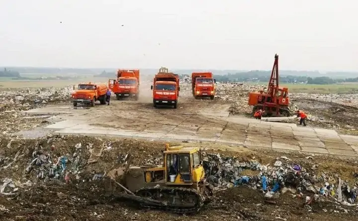 Техника на мусорном полигоне. Фото пресс-службы АО «Мусороуборочная компания»