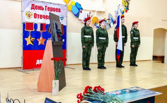 В Ростове в школе №40 открыли Парту Героя в честь погибшего на СВО Евгения Лукового